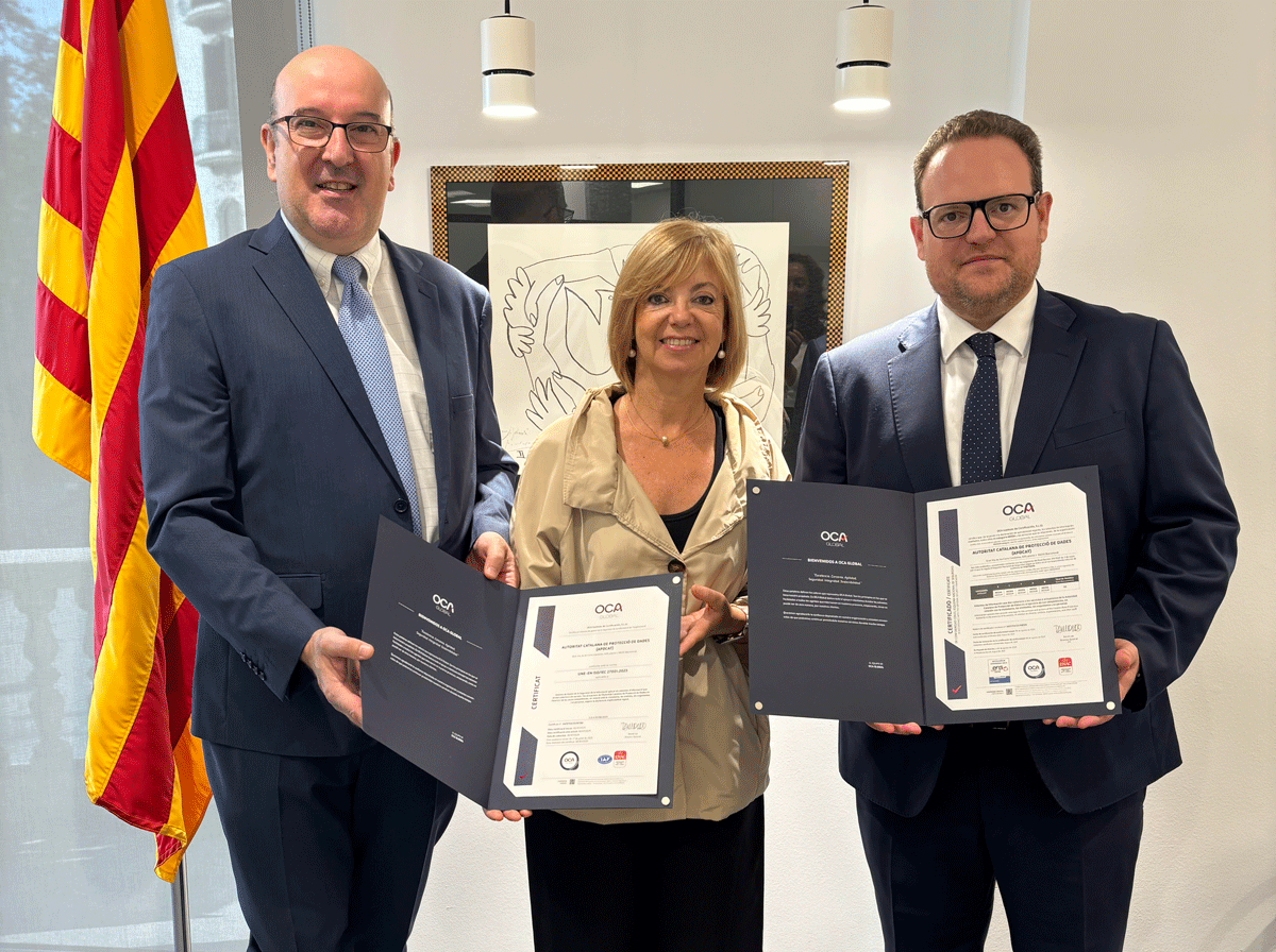 La directora, Meritxell Borràs i Solé, recibiendo los certificados por parte del director Ejecutivo de Oca Global, David Lao (derecha); y el director de Explotación, José Barrantes (esquerra).