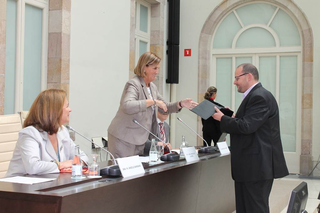 The M. honorable Mrs. Núria de Gispert gives an award to the representative of Infoself Girona SL, distinguished with a honorable mention 