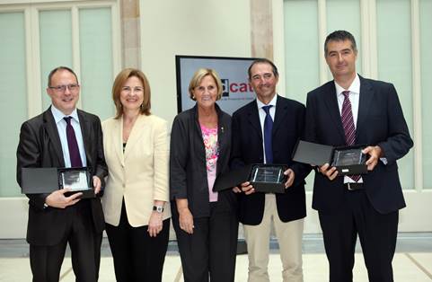 Els guanyadors, amb la presidenta del Parlament, M. H. Sra. Núria de Gispert i la directora de l’APDCAT, Sra. M. Àngels Barbarà
