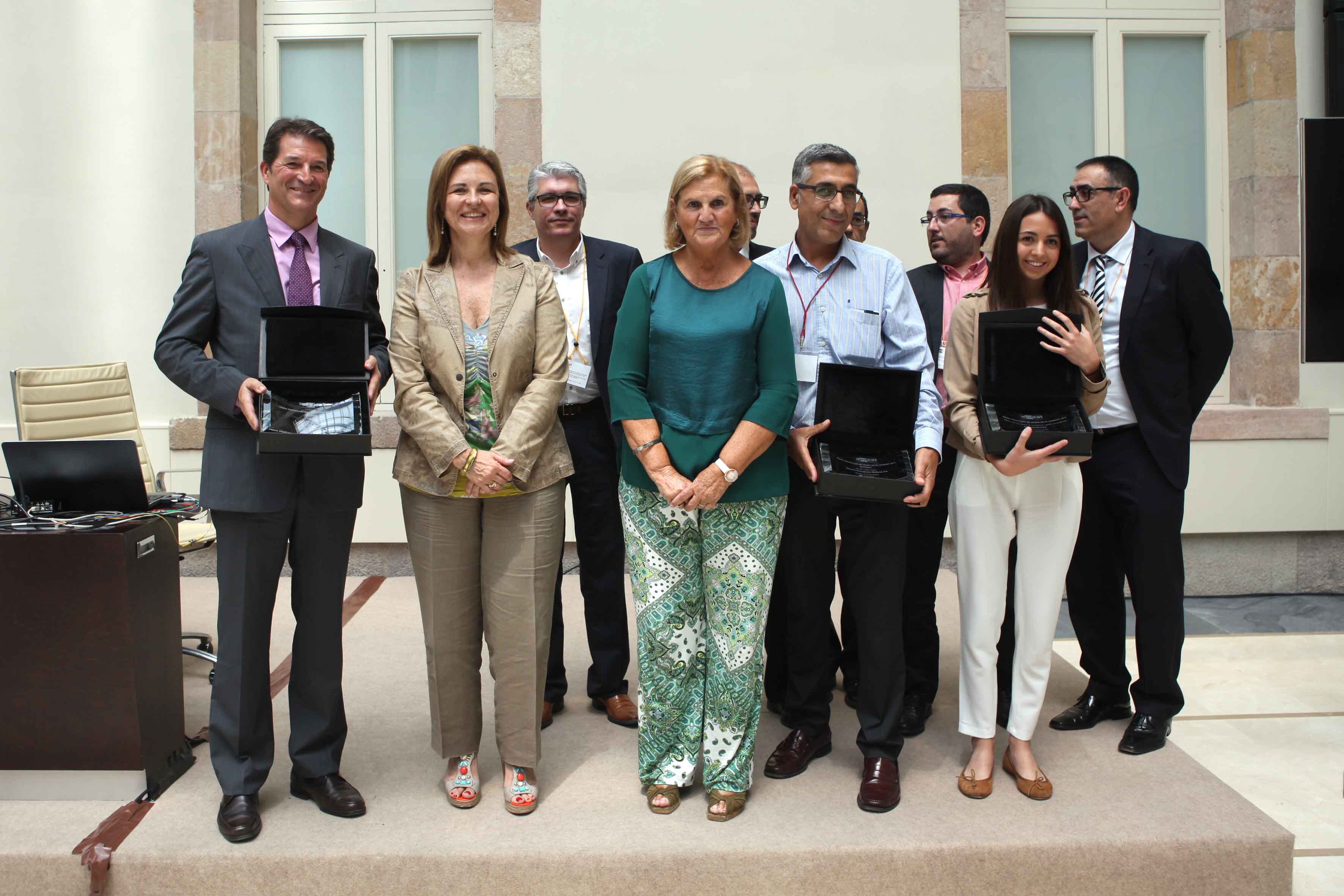The prize winners with the Speaker of the Catalan Parliament, Núria de Gispert, and the APDCAT director, María Àngels Barbarà.