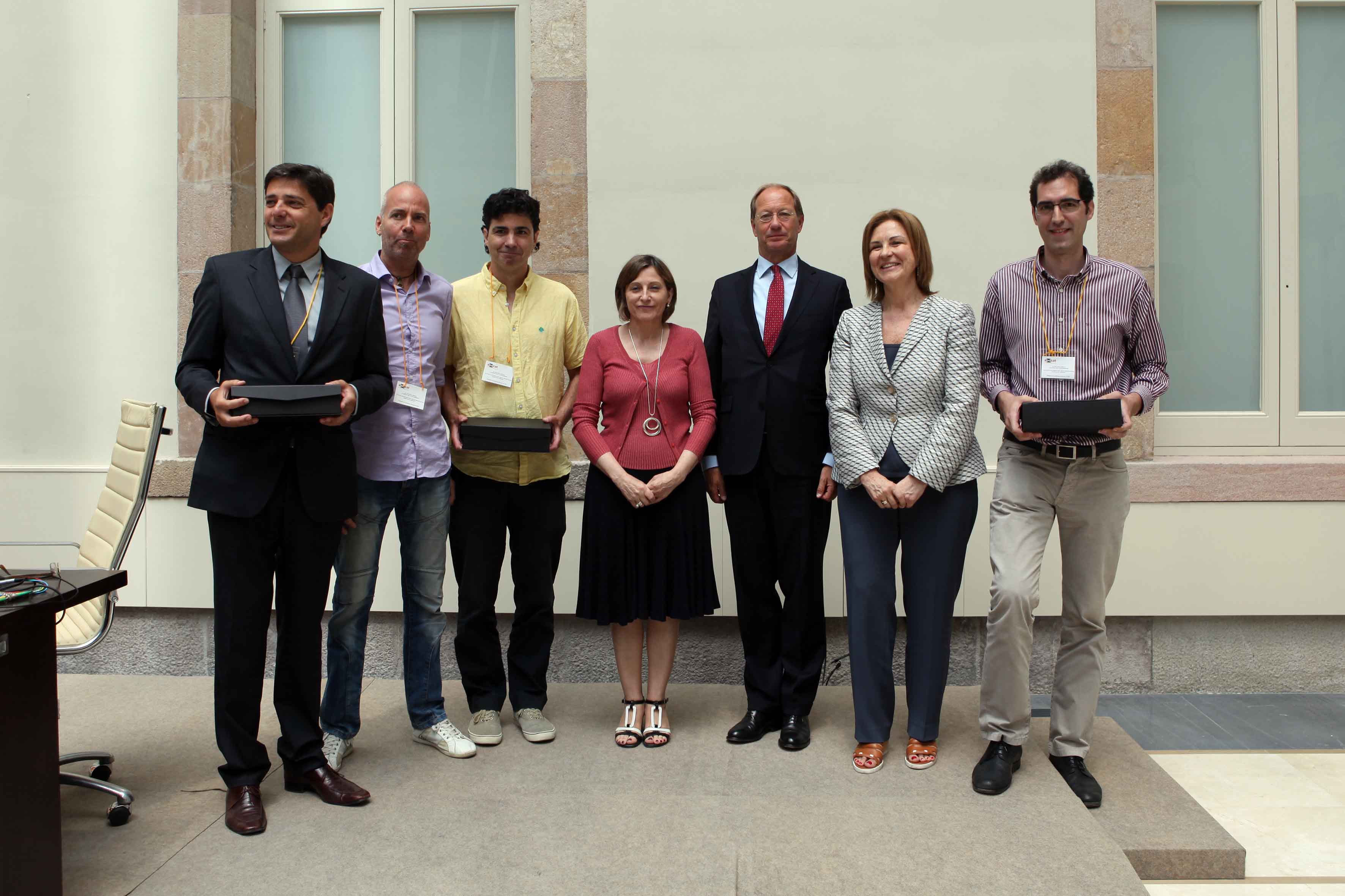 The prizewinners with the Speaker of the Catalan Parliament, H. Ms. Carme Forcadell, the APDCAT Director, Ms. Maria Àngels Barbarà and the Vice-Chairman of the Dutch Data Protection Authority, Mr. Wilbert Tomesen.